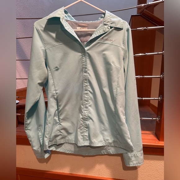 Columbia Tops - ALL $5 ITEMS 3/$10!!! Women’s Columbia long sleeve wind protection T-shirts.